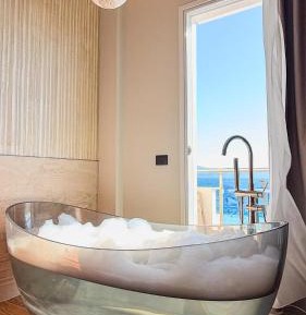 Junior Suite with Bath Tub and Balcony Sea View