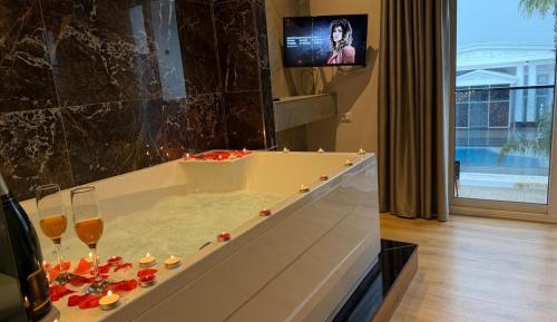Queen Suite with Spa Bath