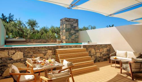 Honeymoon Suite with Private Pool and Jetted Tub
