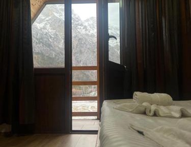 Apartment with Mountain View