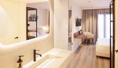 Deluxe Double or Twin Room with Balcony