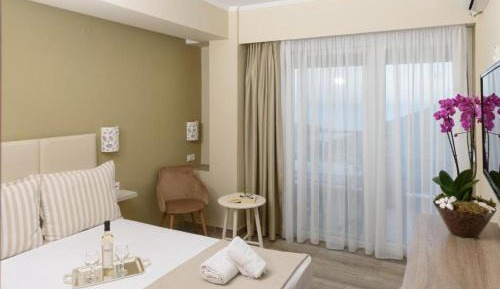 Deluxe Junior Suite with Side Sea View