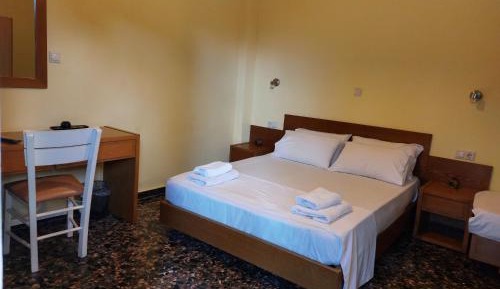 Deluxe Double Room (2 Adults + 1 Child)