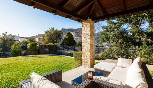 Villa with Garden View