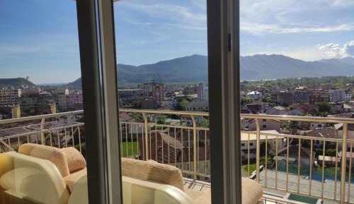 Four-Bedroom Apartment with Lake View