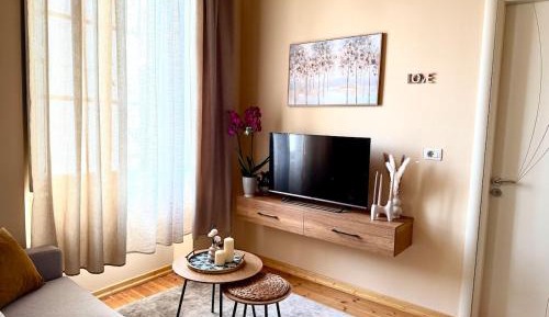 Deluxe Two-Bedroom Apartment with Garden View