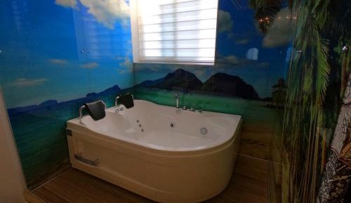 Suite with Hot Tub