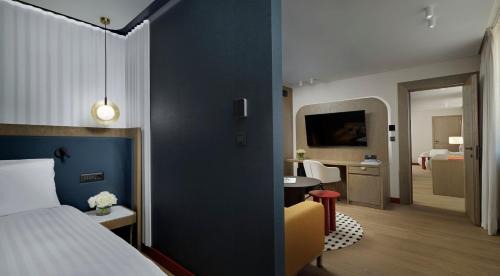 Luxury Acropolis King Suite