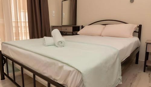 Deluxe Double Room (2 Adults + 1 Child)