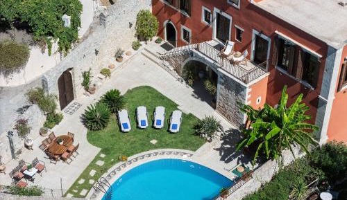 Four-Bedroom Villa with Private Pool and Mountain View