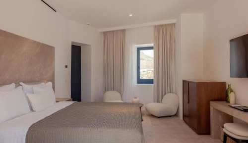 Deluxe Pool Suite Partial Sea View