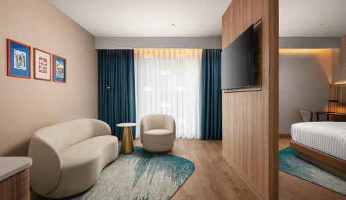 Deluxe King Room with City View