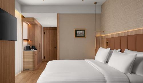 Corner King Room with City View