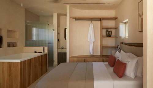 Stylish Suite with Jacuzzi & Access to Shared Heated Pool (Upper Floor)