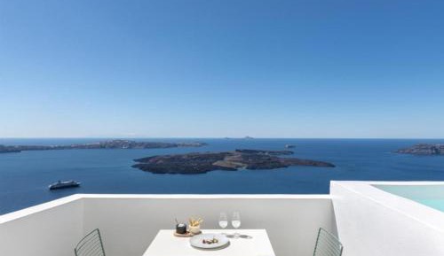 Honeymoon Suite with Outdoor Jetted Tub and Caldera View