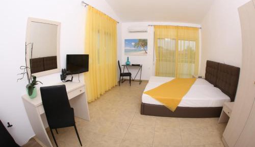 Studio (2 Adults)