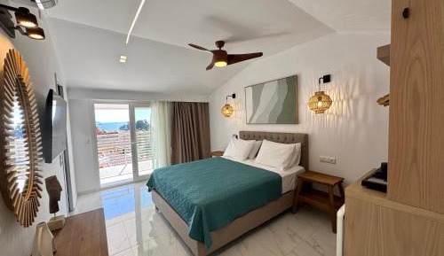 Deluxe Double Room with Balcony and Sea View