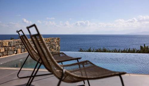 Deep Blue Bungalow Suite with Private Pool, Waterfront 