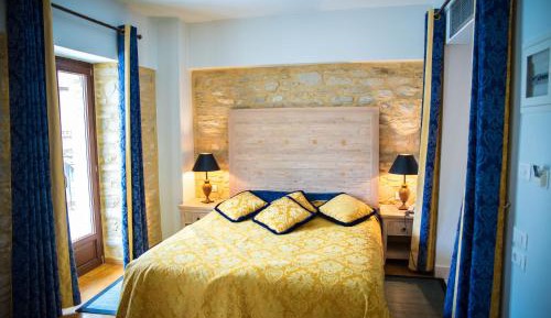 Suite with Pool View, Hydromassage and Fireplace