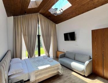 Deluxe Double Room (2 Adults + 1 Child)
