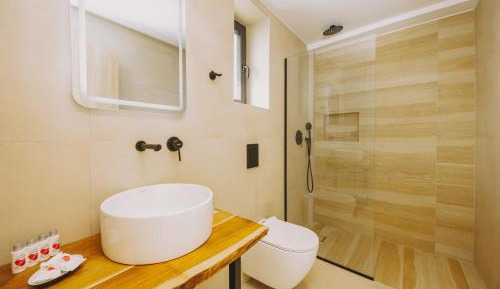 Junior Suite with Outdoor Jetted Tub & Sea View 