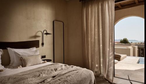 Junior Suite with private pool and sea view
