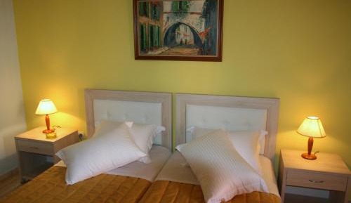 Deluxe One-Bedroom Apartment with Twin Beds