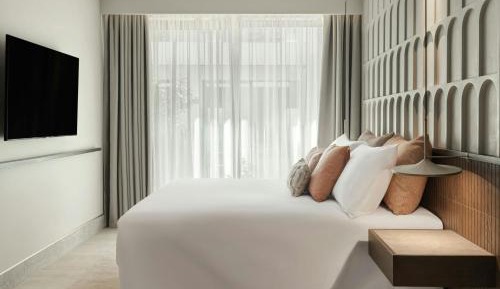 Deluxe King Room with Sofa Bed and City or Urban View