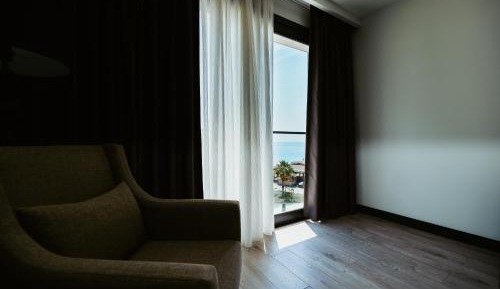 Deluxe Double Room with Side Sea View