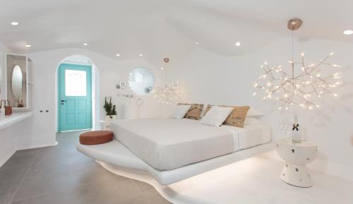 Gaia Naxia Cave Suite with indoor mini pool tub