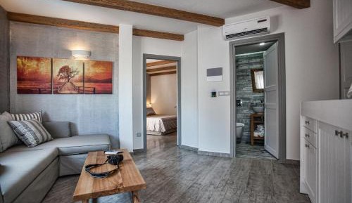 Classical One-Bedroom Suite with Balcony