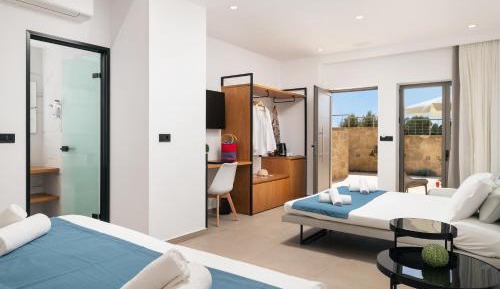 Standard Quadruple Room with Street View 
