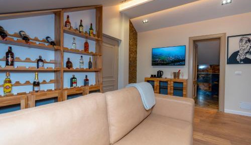Deluxe Queen Suite