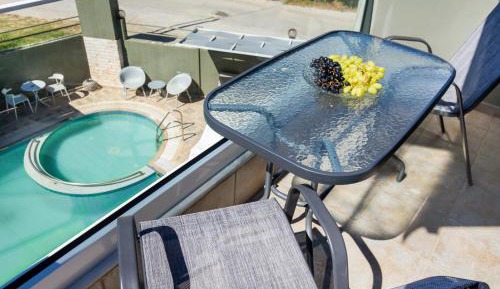 Apartment with Pool View 