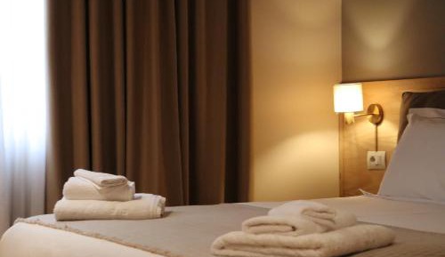 Deluxe Double Room (2 Adults + 1 Child)