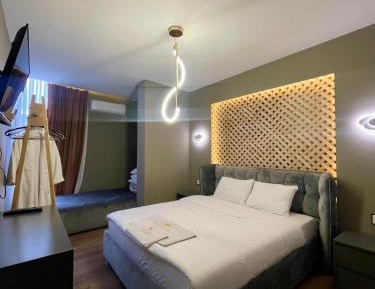 Deluxe Double Room (2 Adults + 1 Child)
