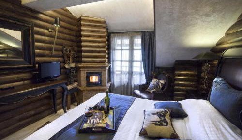 Superior Suite with Spa Bath and Mountain View
