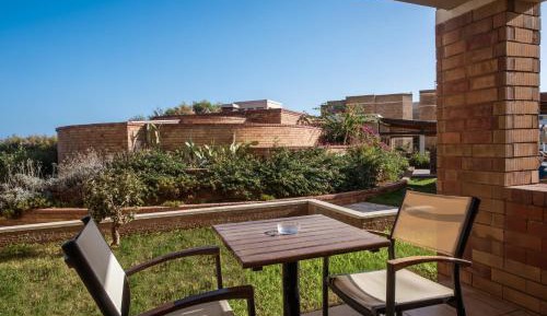 Family Room with Garden View