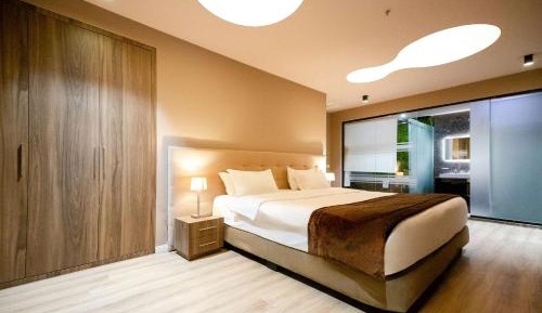 Deluxe King Suite with Jacuzzi