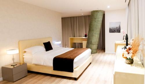 Junior King Suite with Bathtub