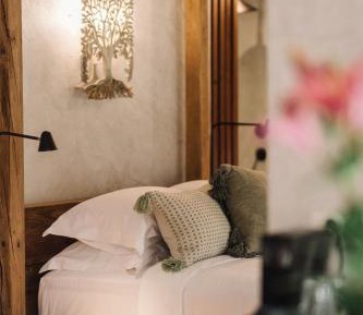 Deluxe Queen Suite