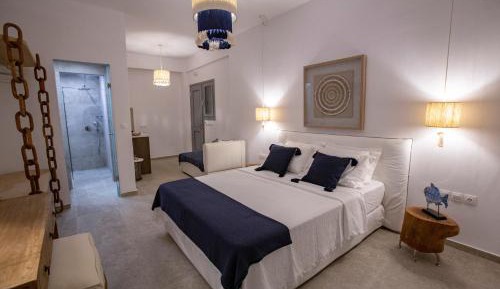 Deluxe Room (2 Adults + 1 Child)