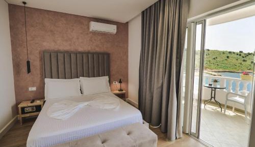 Deluxe Triple Room with Balcony and Sea View