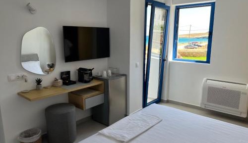 Deluxe Double Room with Side Sea View