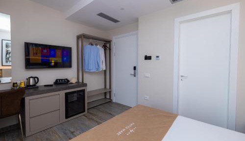 Deluxe Double Room with Side Sea View