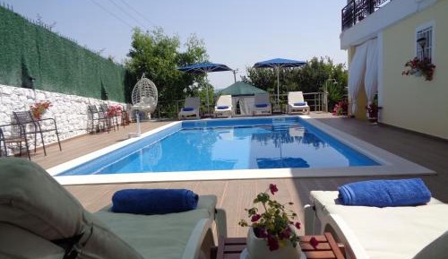 Apartment with Pool View 