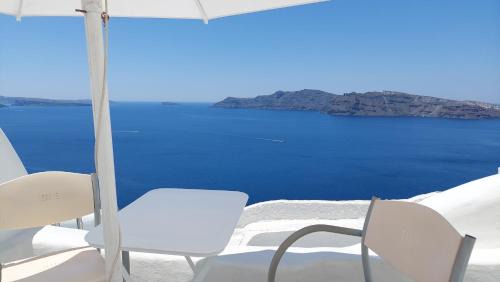 Traditional Cave House with Caldera View (3 Adults)