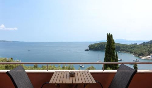 Top Floor Studio Apartment with Balcony and Sea View