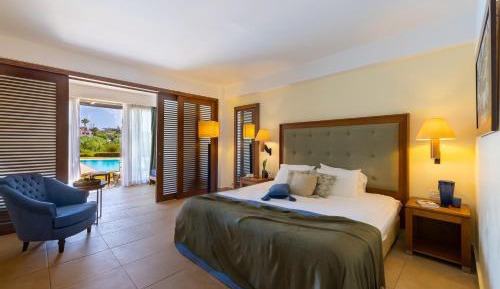 Deluxe Family Room with Shared Pool 