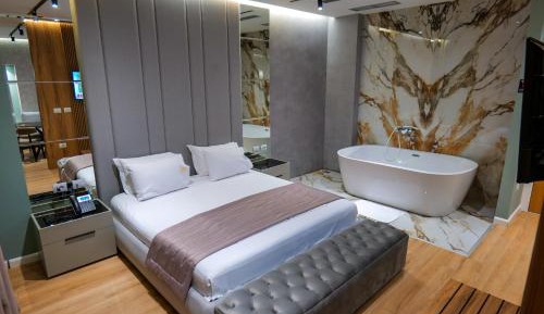 Deluxe King Suite